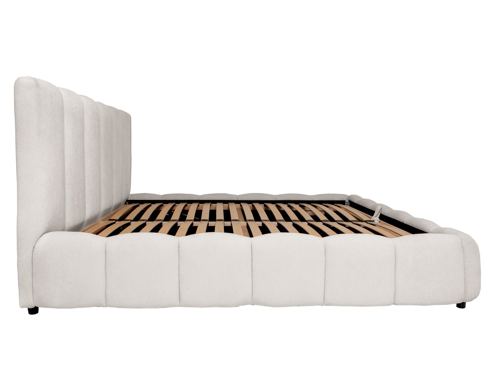 Seitliche Ansicht des Polsterbettgestells LARINO von Alberto Martinelli in Weiß mit hohem Kopfteil und Lattenrost.