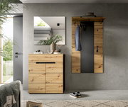 Modernes Flur-Set aus hellem Holz mit Kommode und Wandgarderobe mit schwarzer Mittelblende, Spiegel darüber, in frontaler Perspektive.