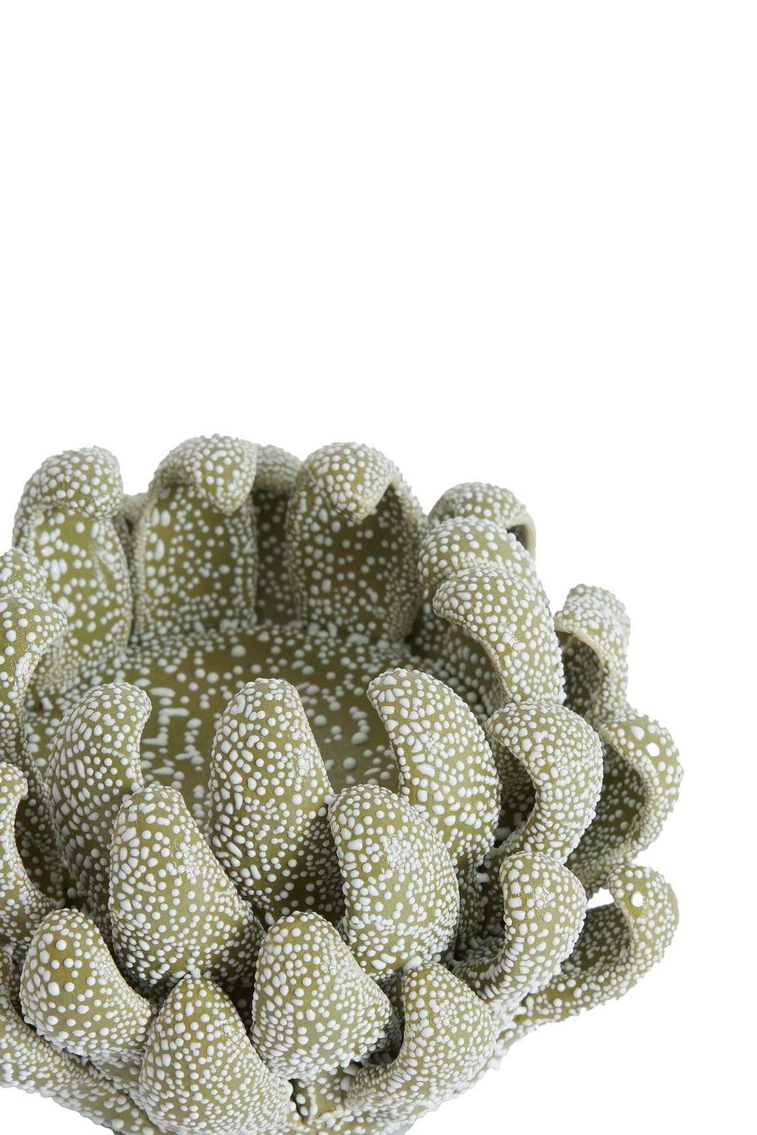 Nahaufnahme eines dekorativen Teelichthalters in Grün mit weißen Punkten, die an eine blühende Blume erinnern.