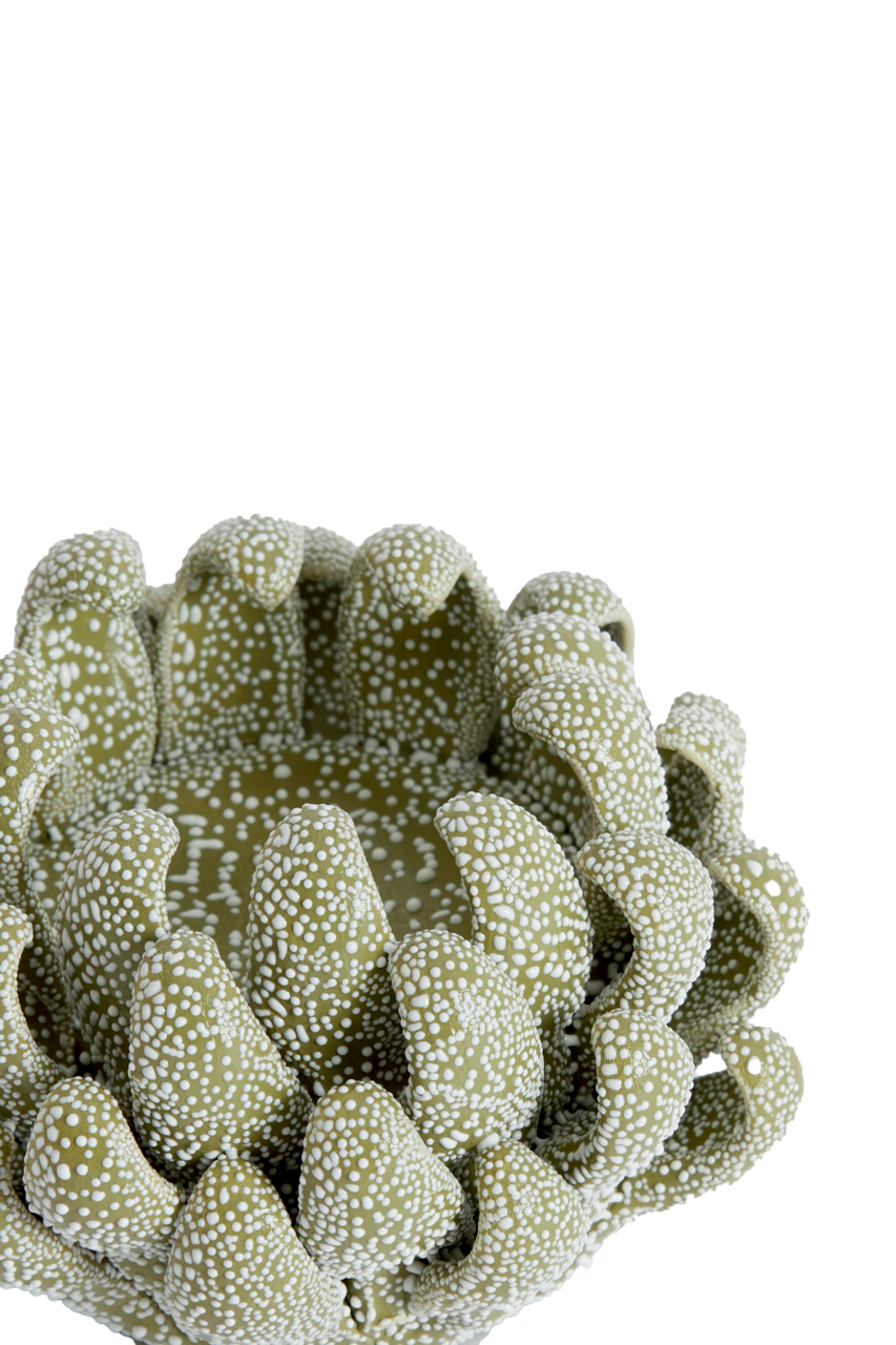 Light&Living Teelicht SERINA Nahaufnahme eines dekorativen Teelichthalters in Grün mit weißen Punkten, die an eine blühende Blume erinnern.