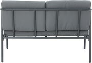 Rückansicht einer grauen Gartenlounge mit Metallrahmen und gepolsterten Kissen.