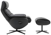 Seitliche Ansicht eines schwarzen Relaxsessels mit passendem Hocker, beide mit drehbarem Fuß.
