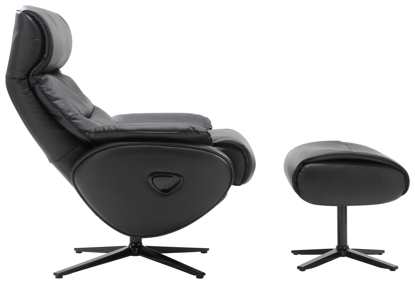 Seitliche Ansicht eines schwarzen Relaxsessels mit passendem Hocker, beide mit drehbarem Fuß.