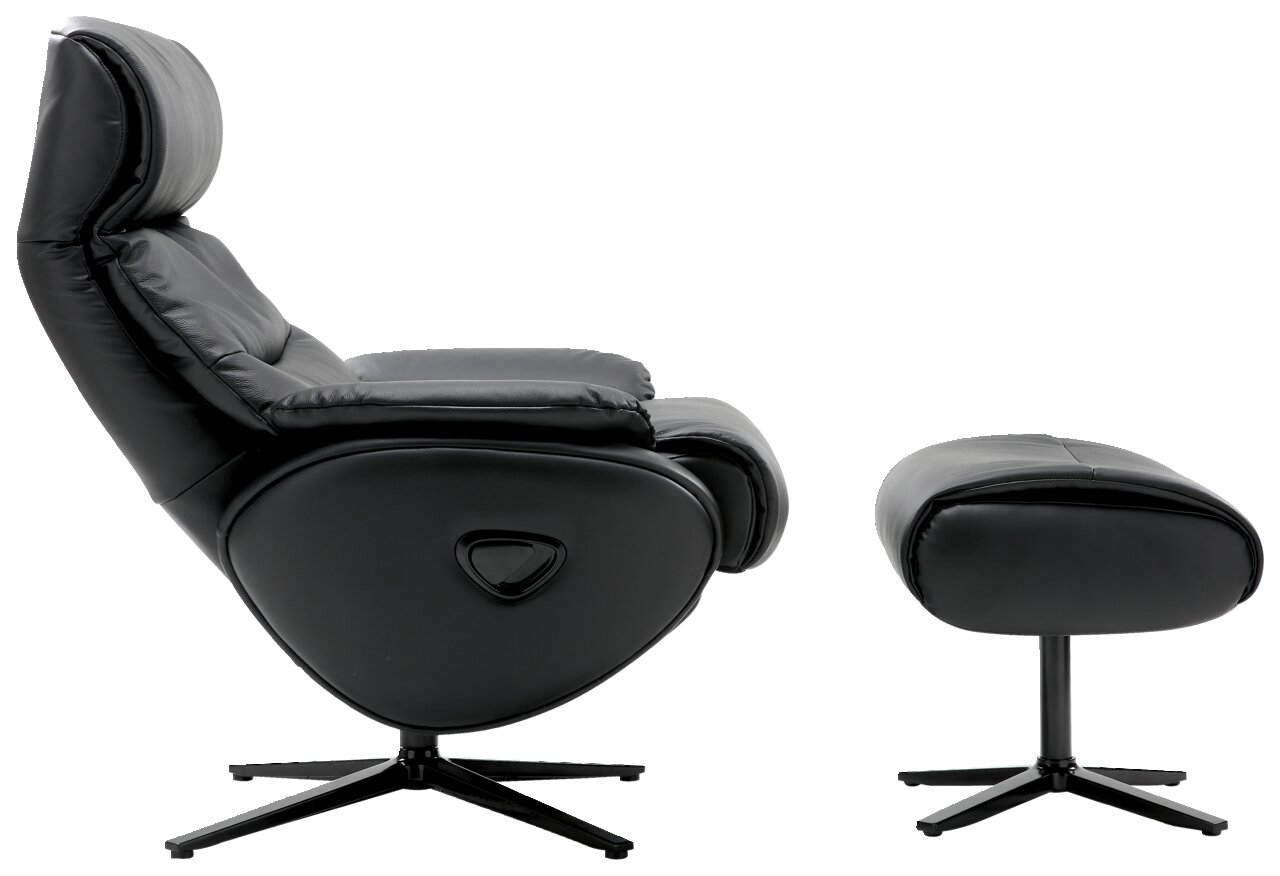 Zijaanzicht van een zwarte relaxfauteuil met bijpassende voetenbank, beide met draaibare voet.