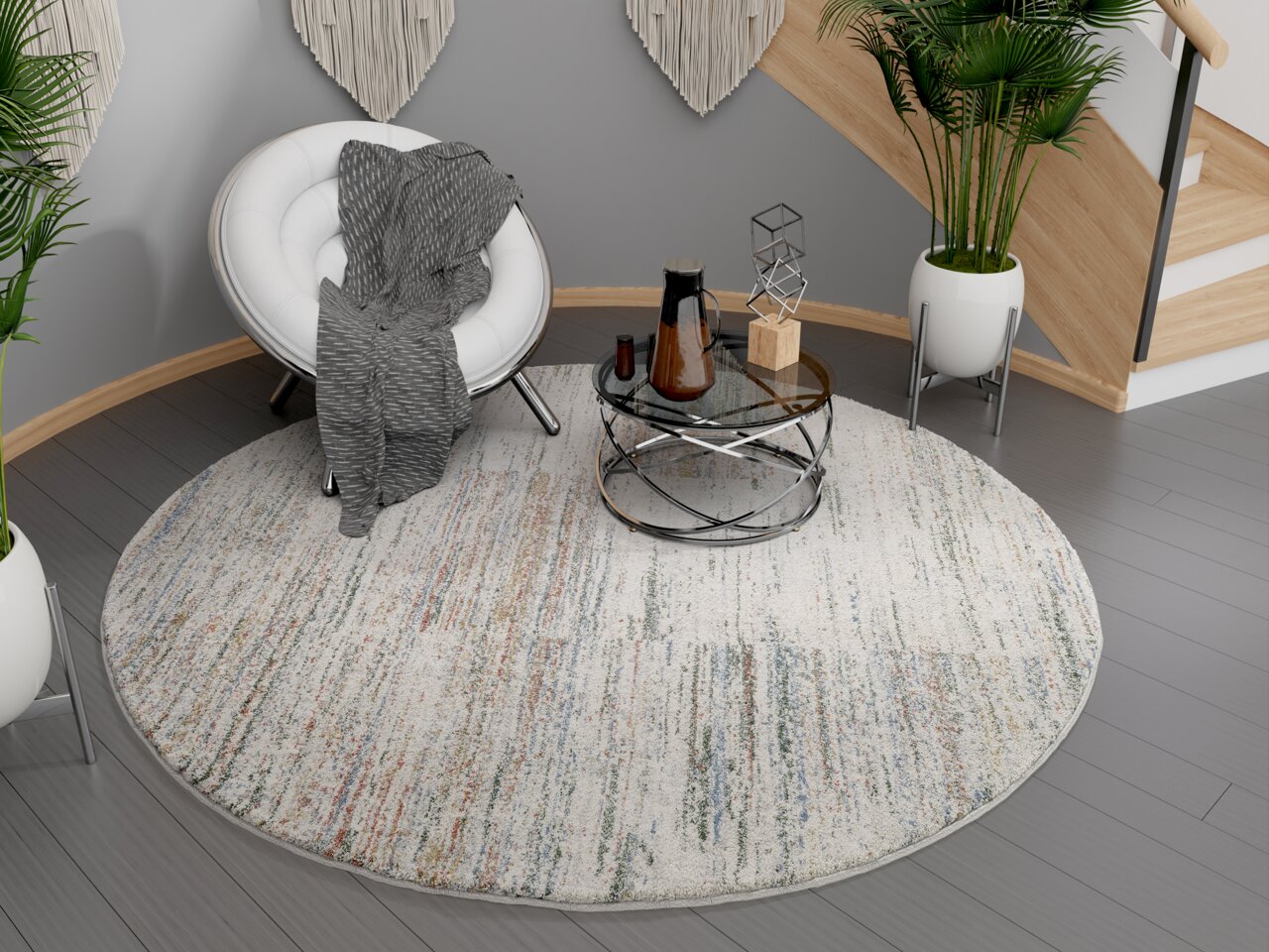 Runder Frisé-Teppich in einem modernen Wohnzimmer, umgeben von einem weißen Sessel, einem Glastisch und Pflanzen, aus der Vogelperspektive betrachtet.