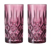 Twee roze longdrinkglazen in het Noblesse-design, hier van voren afgebeeld met een elegant slijppatroon.