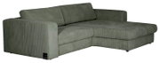 Groene hoekbank met ribfluwelen bekleding, brede armleuningen en chaise longue aan de rechterkant, gezien vanuit schuin vooraanzicht