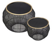 Zwei runde Beistelltische im Set, mit schwarzer Glasplatte und goldfarbenem Rand, aus Drahtgeflecht, aus der Vogelperspektive.