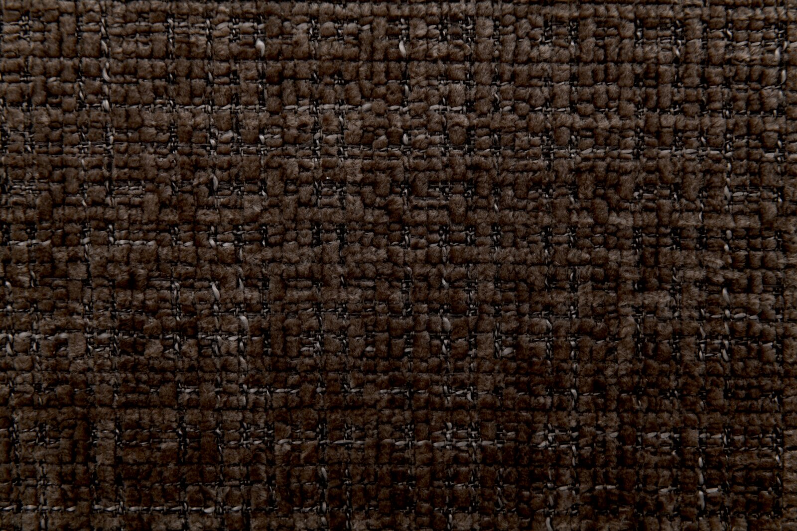 Close-up van bruin geweven meubelstof met grove textuur en subtiel ruitpatroon, gefotografeerd van bovenaf (top-down).