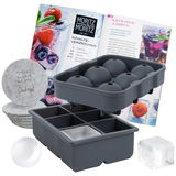 Eiswürfelform Set mit runden und eckigen Formen, graue Farbe, Perspektive von schräg oben, inklusive Untersetzer und Rezeptheft.