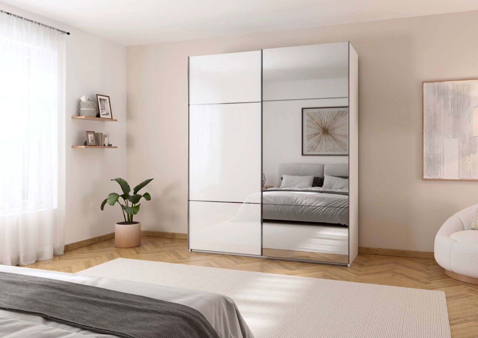 Witte schuifdeurkast met één spiegeldeur in een lichte slaapkamer, frontaal in licht schuin perspectief gefotografeerd