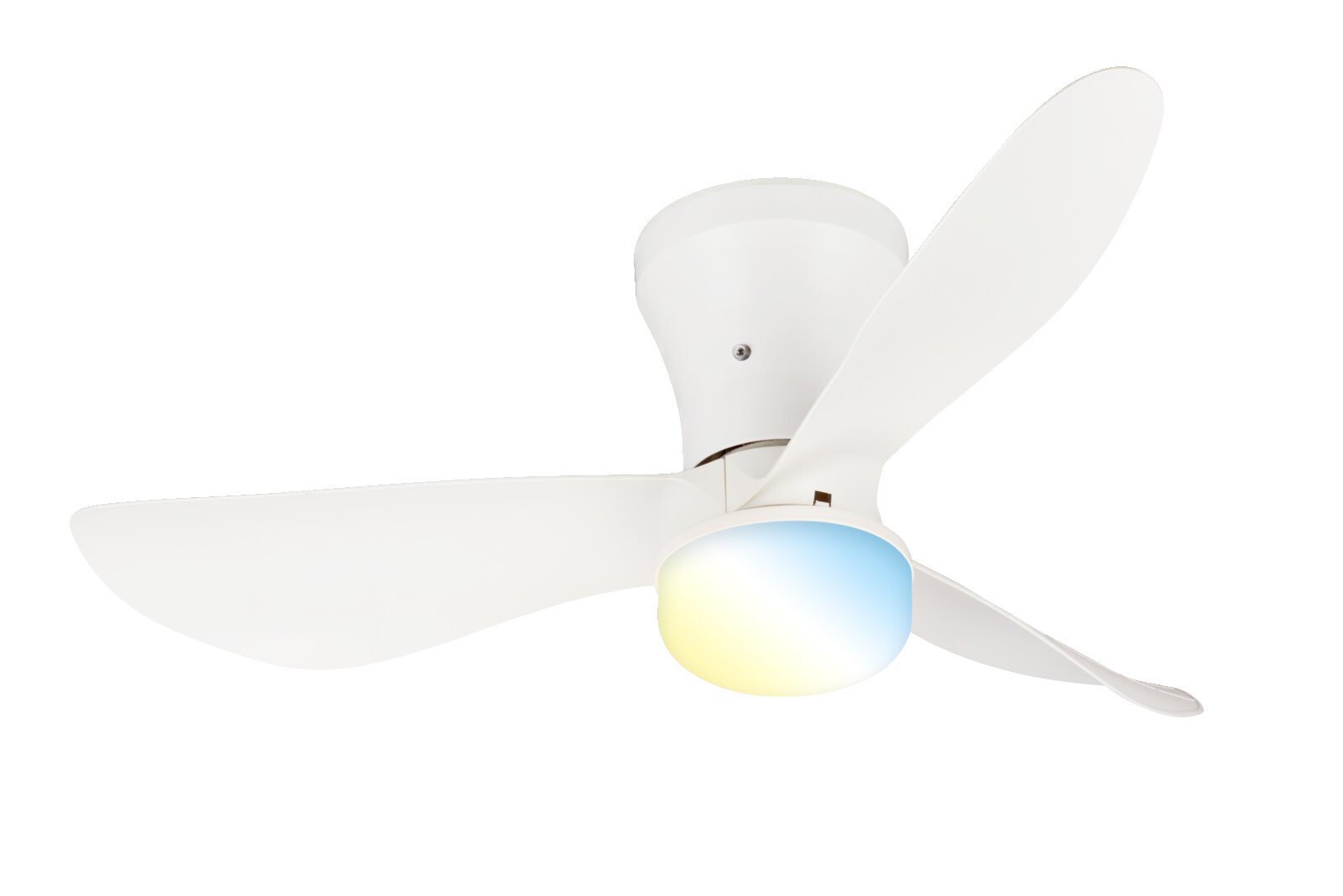 Weißer Deckenventilator mit drei Flügeln und integriertem LED-Licht, Ansicht von unten in leichter Schrägperspektive vor weißem Hintergrund