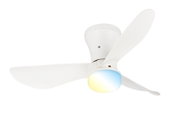 Weißer Deckenventilator mit drei Flügeln und integriertem LED-Licht, Ansicht von unten in leichter Schrägperspektive vor weißem Hintergrund