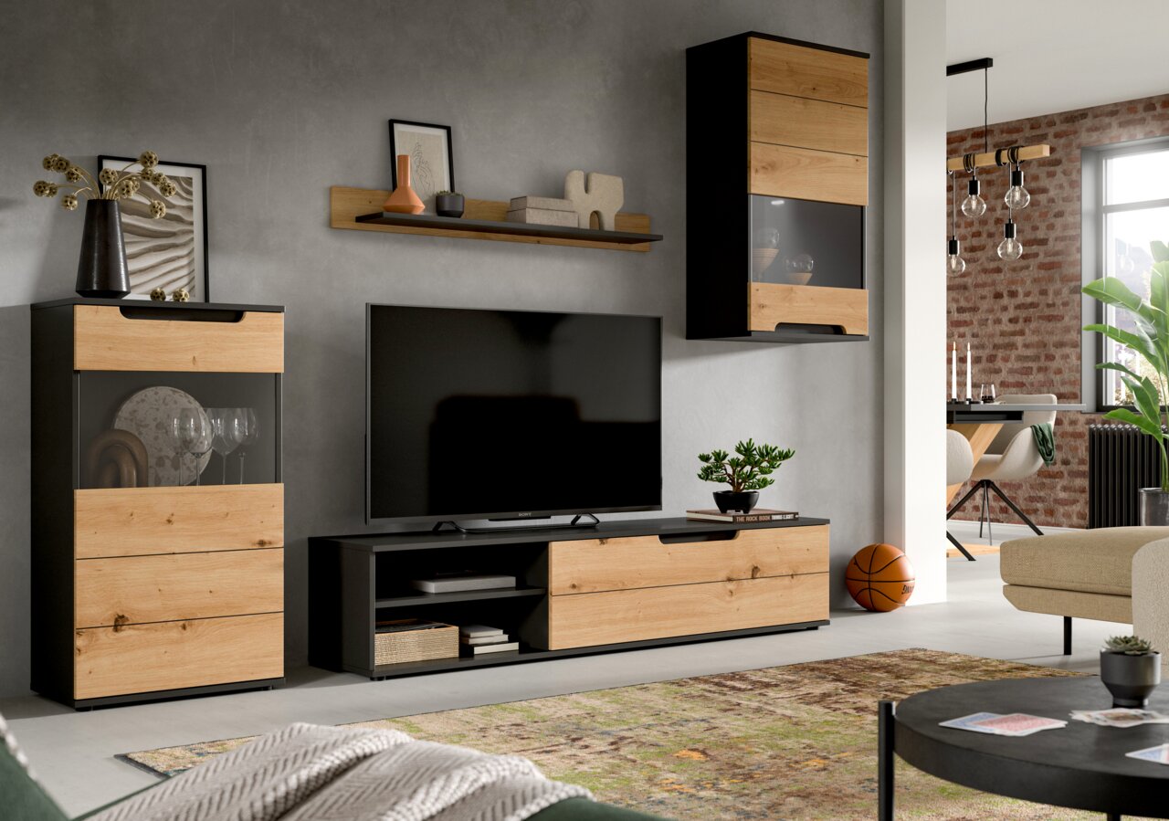 Modernes Wohnzimmermöbel-Set in Schwarz und Eicheoptik mit TV-Lowboard, Vitrine, Hängeschrank und Wandregal, frontal aus leicht schräger Perspektive fotografiert