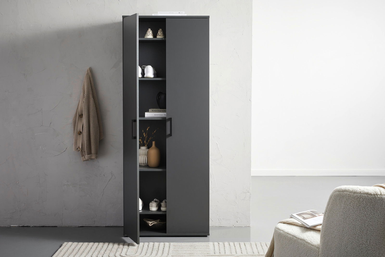 Moderner XL-Schuhschrank in dunklem Design, teilweise geöffnet, mit mehreren Fächern, aus der Perspektive von vorne rechts fotografiert.