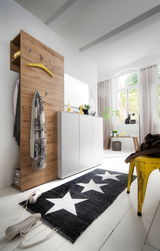 Moderner Flur mit einem Schuhschrank und Garderobenpaneel in Holzoptik, seitliche Perspektive.