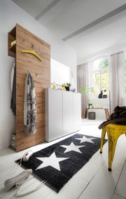 Moderner Flur mit einem Schuhschrank und Garderobenpaneel in Holzoptik, seitliche Perspektive.