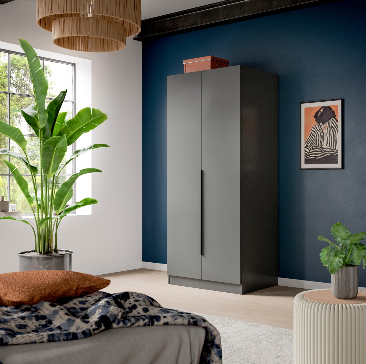 Moderner zweitüriger Kleiderschrank in Grau mit langen schwarzen Griffen vor dunkelblauer Wand im Schlafzimmer, Perspektive: frontale Ansicht leicht von links.
