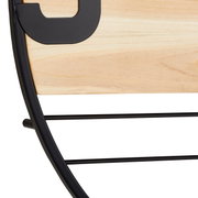 Close-up van een moderne wandklok met een zwart metalen frame en een licht houten ontwerp, gezien vanaf de zijkant
