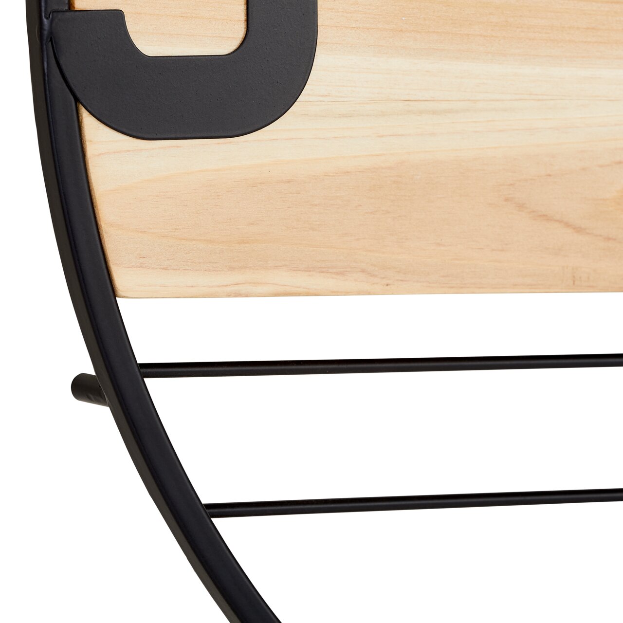 Close-up van een moderne wandklok met een zwart metalen frame en een licht houten ontwerp, gezien vanaf de zijkant