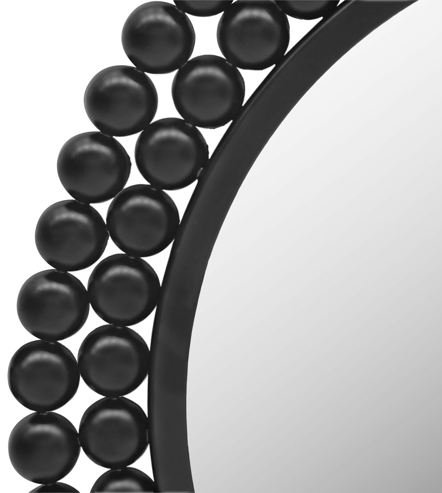 Nahaufnahme eines runden Spiegels mit dekorativem schwarzen Kugelrahmen, perspektivisch von der Seite aufgenommen.