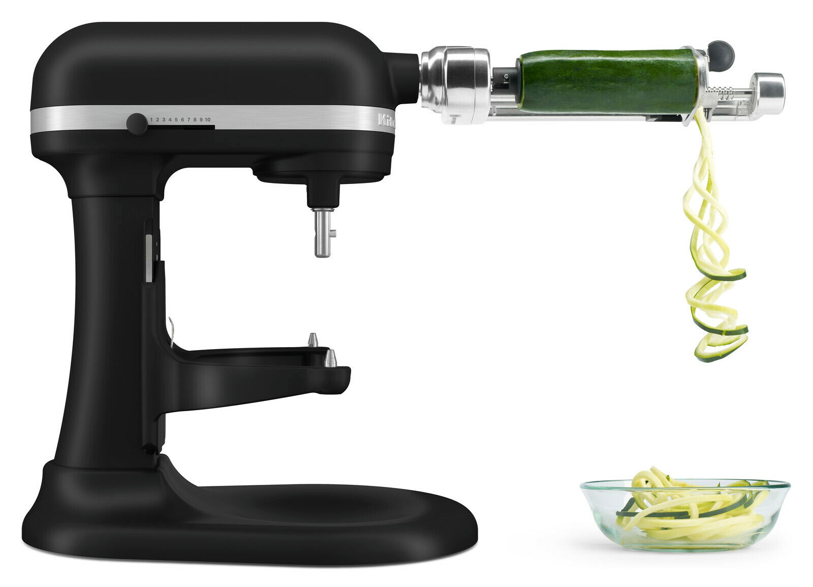 Schwarze Küchenmaschine Heavy Duty 5,2L mit Spiralaufsatz, der Zucchini in Spiralen schneidet, seitliche Perspektive.