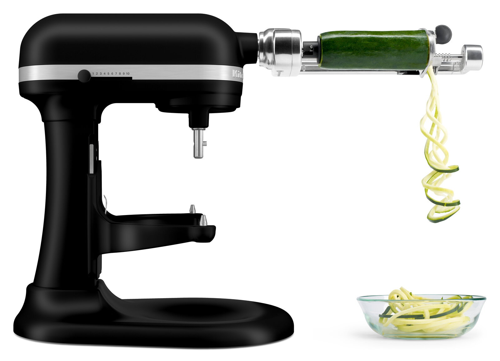 Schwarze Küchenmaschine Heavy Duty 5,2L mit Spiralaufsatz, der Zucchini in Spiralen schneidet, seitliche Perspektive.
