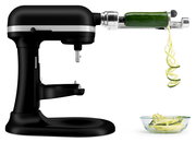 Schwarze Küchenmaschine Heavy Duty 5,2L mit Spiralaufsatz, der Zucchini in Spiralen schneidet, seitliche Perspektive.