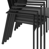 Stapelbare schwarze Stühle aus seitlicher Perspektive
