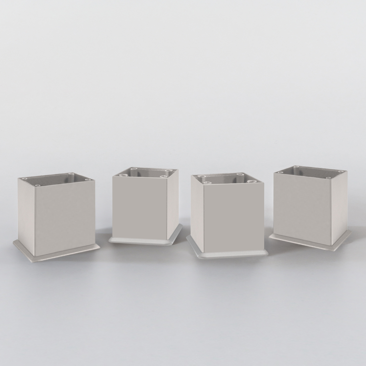 Vier quadratische, silberne Metallfüße für einen Midischrank, frontal abgebildet auf einer hellen Oberfläche.