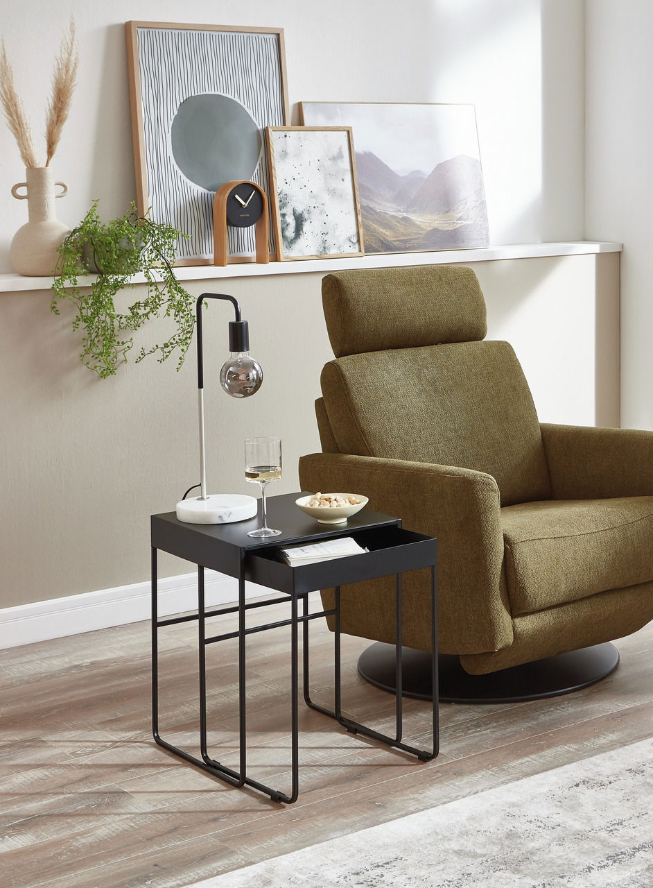 Beistelltisch 2er-Set in modernem Design, schwarzes Metallgestell mit quadratischen Tischplatten, seitliche Perspektive, dekoriert mit Lampe, Glas und Schale.