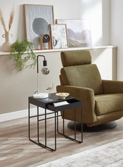 Beistelltisch 2er-Set in modernem Design, schwarzes Metallgestell mit quadratischen Tischplatten, seitliche Perspektive, dekoriert mit Lampe, Glas und Schale.