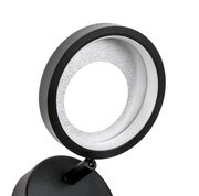 Moderner LED-Strahler in Nahaufnahme, seitliche Perspektive