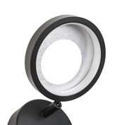 Moderner LED-Strahler in Nahaufnahme, seitliche Perspektive