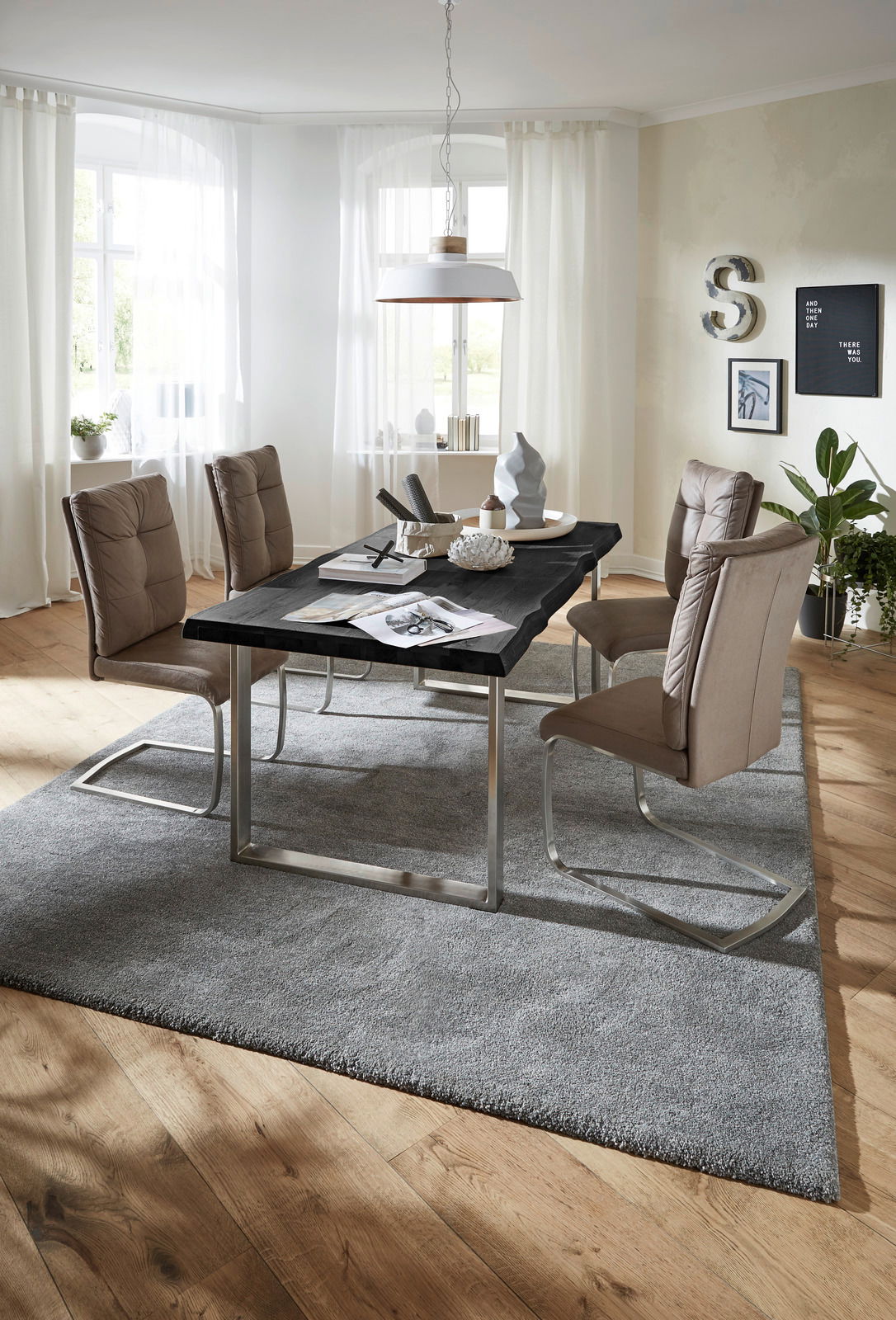 Moderne Esszimmeransicht mit einer Tischplatte 160x90 cm in dunklem Holz, umgeben von beigen Stühlen auf einem grauen Teppich. Die Perspektive zeigt den Tisch von der Seite mit Blick auf das gesamte Esszimmer.