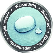 Nahaufnahme eines wasserabweisenden Materials mit Wassertropfen, perspektivisch von oben.