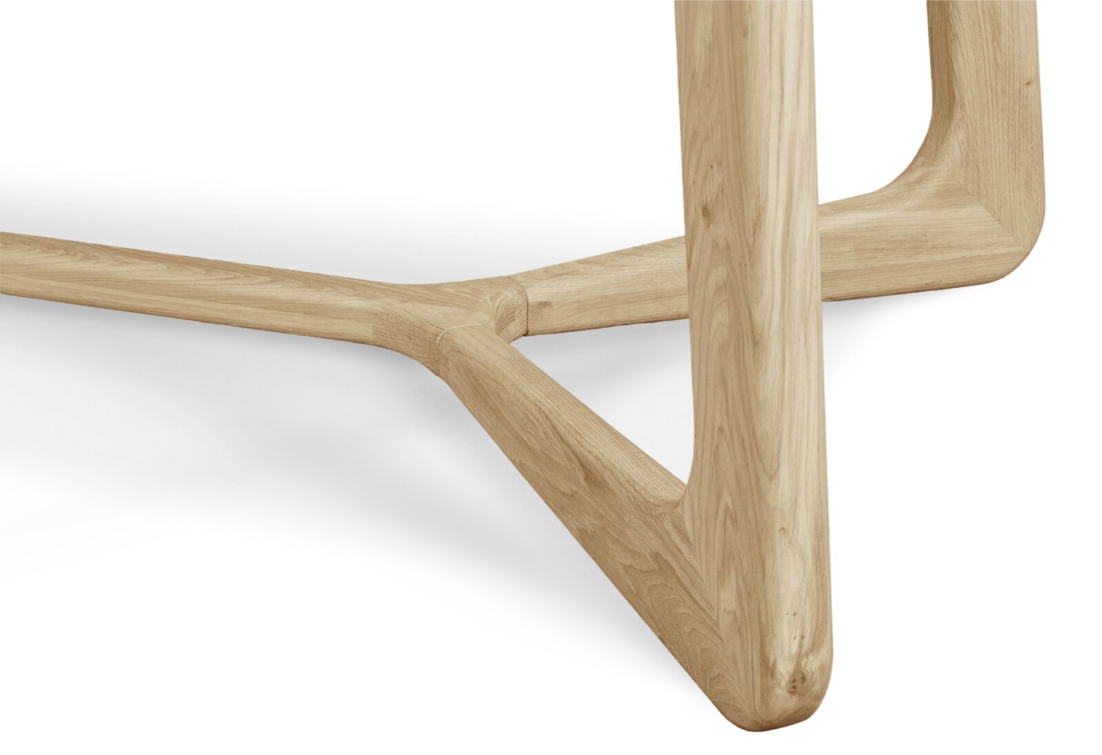 Nahaufnahme eines Tischbeins aus hellem Holz mit geschwungenem Design, seitliche Perspektive