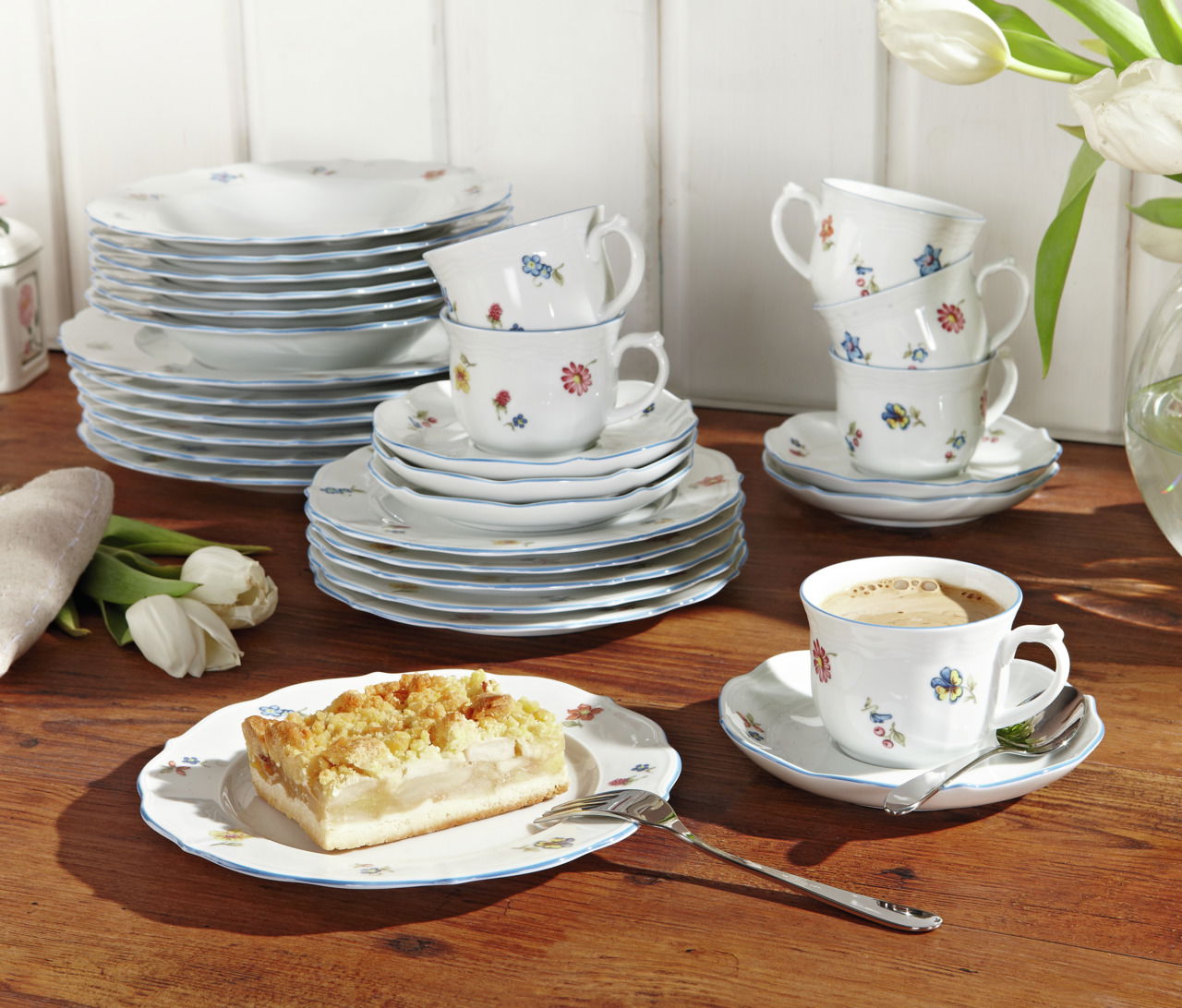 Seltmann Weiden Kombiservice 30-tlg. SONATE NOSTALGIE Kombiservice Sonate 30-tlg. aus Porzellan mit floralem Muster, bestehend aus Tellern, Tassen und Untertassen, auf einem Holztisch arrangiert. Perspektive von vorne.