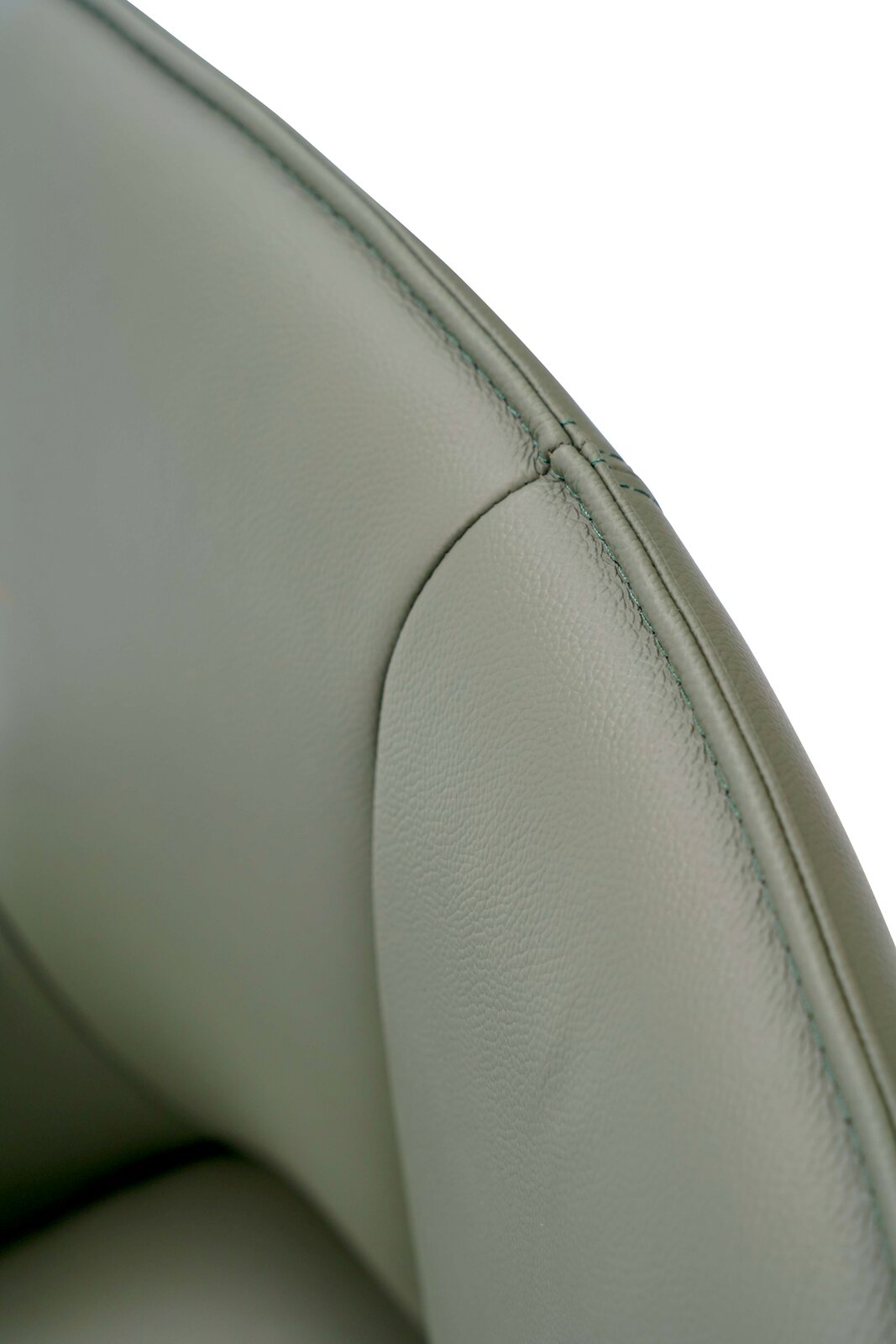 Nahaufnahme eines grünen Armlehnstuhls aus Leder, Fokus auf die Naht und Textur der Rückenlehne.
