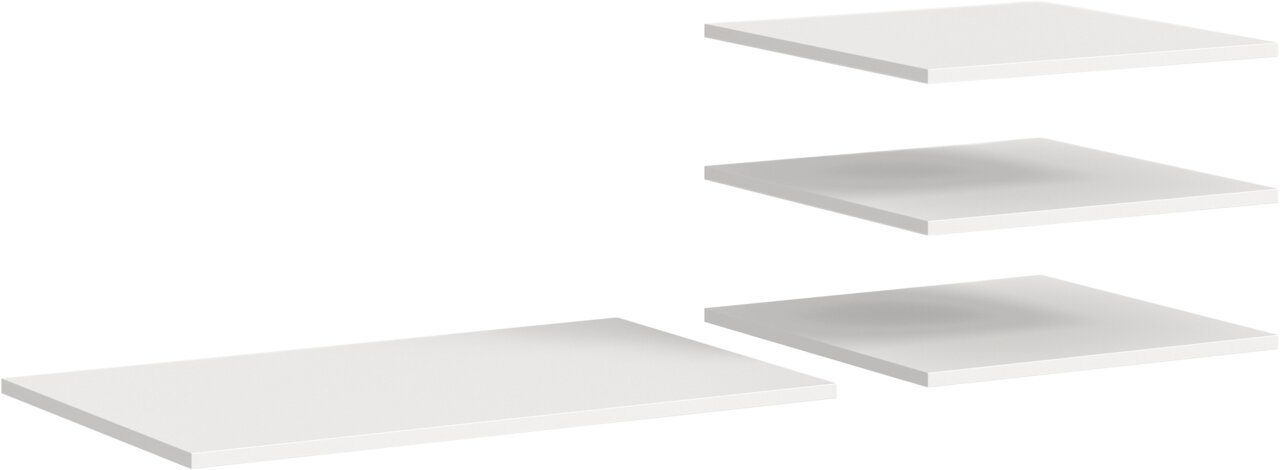 Vier weiße, flache rechteckige Platten/Regalböden in unterschiedlichen Größen, schräg von oben in perspektivischer Ansicht vor weißem Hintergrund