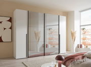 Moderner Dreh- und Schwebetürenschrank mit vier Türen, teils mit Spiegel, in einem stilvollen Schlafzimmer aus der Perspektive von vorne rechts.