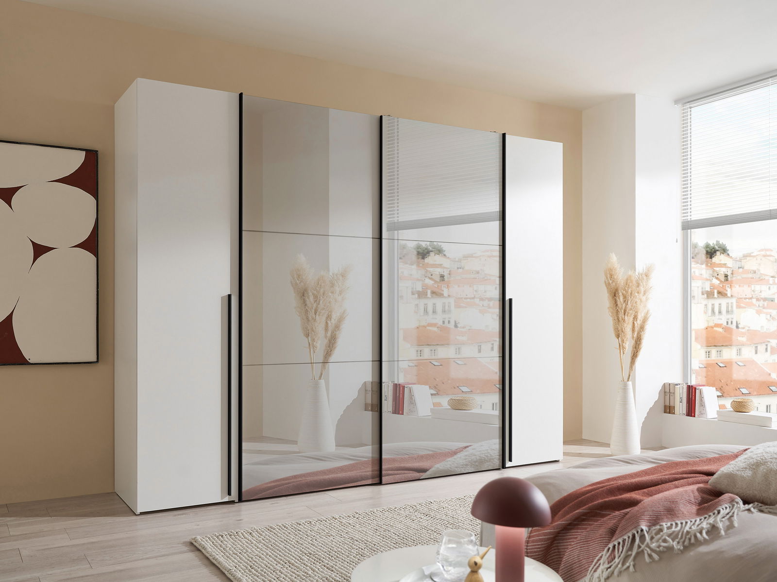 Moderner Dreh- und Schwebetürenschrank mit vier Türen, teils mit Spiegel, in einem stilvollen Schlafzimmer aus der Perspektive von vorne rechts.