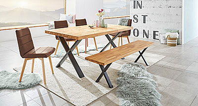 Esszimmer mit modernem Holztisch und passender Bank, seitliche Perspektive