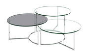 Moderner Couchtisch mit drei runden Glasplatten und verchromtem Gestell, aus der Vogelperspektive.