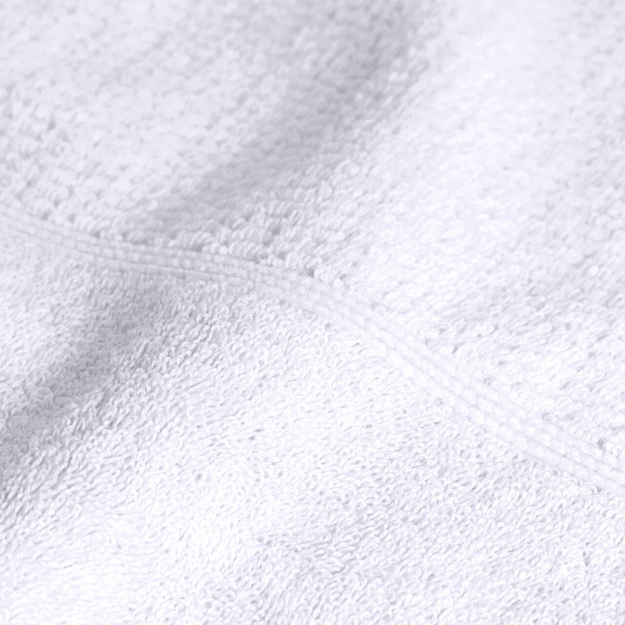 Nahaufnahme eines weißen Handtuchs aus dem 4-teiligen Set 'Snow', das die weiche Textur und das feine Gewebe zeigt.