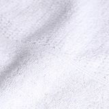 Nahaufnahme eines weißen Handtuchs aus dem 4-teiligen Set 'Snow', das die weiche Textur und das feine Gewebe zeigt.