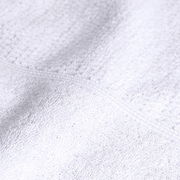 Nahaufnahme eines weißen Handtuchs aus dem 4-teiligen Set 'Snow', das die weiche Textur und das feine Gewebe zeigt.