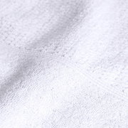 Nahaufnahme eines weißen Handtuchs aus dem 4-teiligen Set 'Snow', das die weiche Textur und das feine Gewebe zeigt.