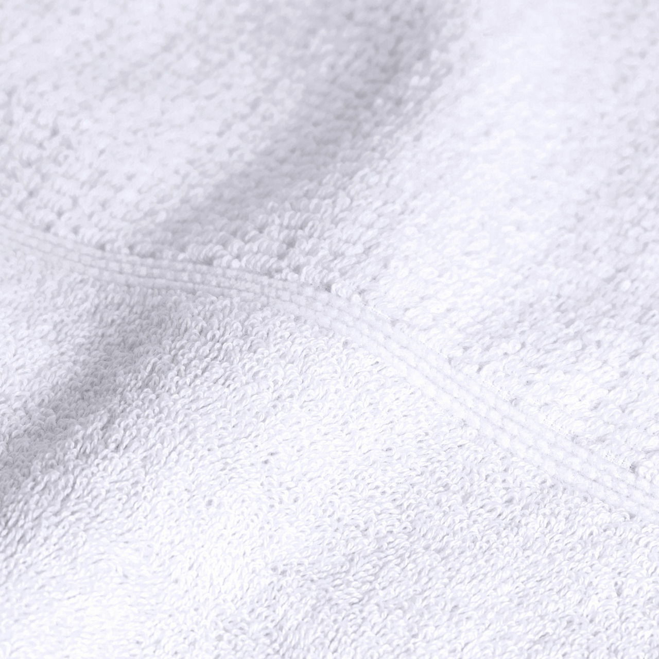Nahaufnahme eines weißen Handtuchs aus dem 4-teiligen Set 'Snow', das die weiche Textur und das feine Gewebe zeigt.
