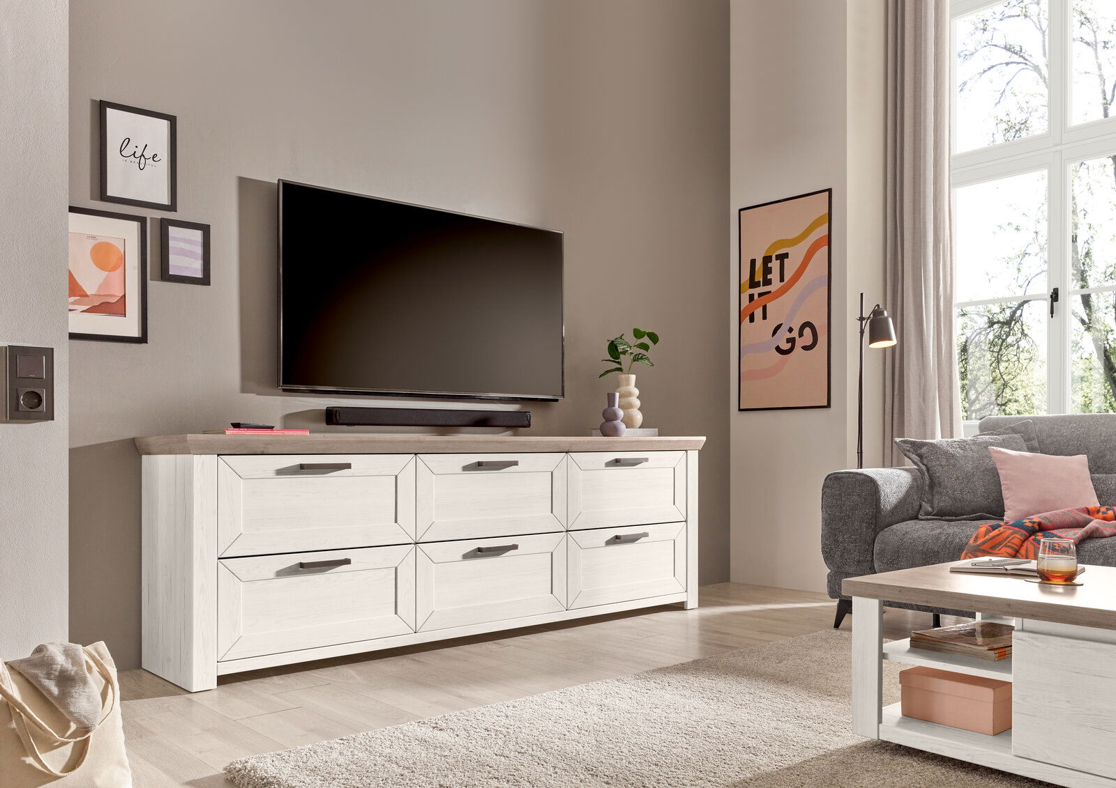 Set one by Musterring Sideboard SET ONE YORK Weißes Sideboard mit sechs Schubladen in einem modernen Wohnzimmer, seitliche Perspektive